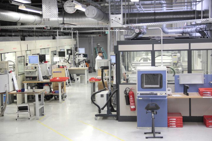 Etwa 350 Aufträge werden zeitgleich abgearbeitet. Das erfordert eine abgestimmte Logistik. (Bild: Schaeffer)