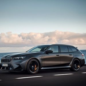 Beim neuen M5 Touring legten die Designer von BMW die bisherige Zurückhaltung etwas ab.(Bild:  BMW)