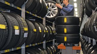 Mit dem Hubfahrzeug erreicht der Lagermitarbeiter bis zu sieben Einlagerungsebenen. Er kann die Komletträder bequem und kräfteschonend ein- und auslagern. (Bild: T.Hein)