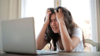 Die Corona Situation ruft bei vielen Arbeitnehmern wegen Überforderung und Angst um den Arbeitsplatz Depressionen oder das Burnout-Syndrom hervor. (pexels)