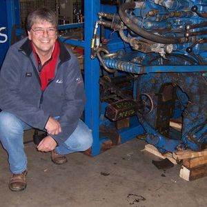 Udo Boerrigter (39), Geschäftsführer der GTS, inspiziert die Hydraulikzange 8 5/8“ mit Umdrehungszähler. Dessen Herzstück bildet ein Drehgeber 632 ATEX von Leine & Linde.   Bild: Leine & Linde