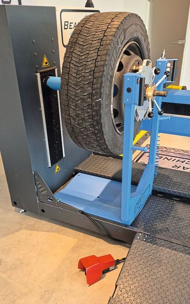 Der Zustimmfußschalter von Bernstein ermöglicht es dem Bediener, mit beiden Händen an der Maschine zu arbeiten und gleichzeitig den Maschinenablauf sicher mit dem Fuß zu steuern. (Bild: Bernstein)