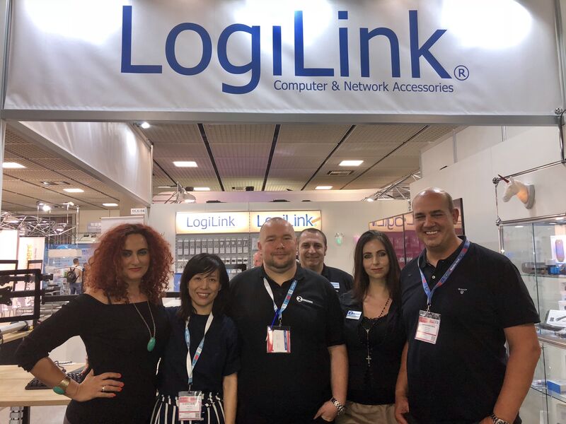Besa, IT-BUSINESS, mit dem LogiLink Team. (Bild: IT-BUSINESS)