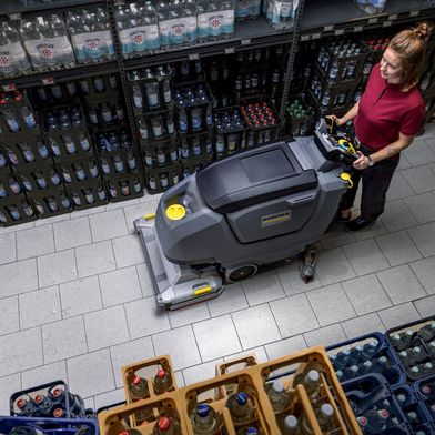 Die B 80 W von Kärcher ist eine Nachläufer-Scheuersaugmaschine auch für größere Logistikflächen und sehr komfortabel in der Handhabung. (Bild: Kärcher)
