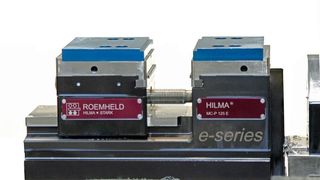 Premiere: Roemheld hat es geschafft, den ersten serienreifen, elektromechanischen Schraubstock mit automatisiertem Spannbackenwechsel zu entwickeln. Das mache ihn sehr feinfühlig! (Roemheld)