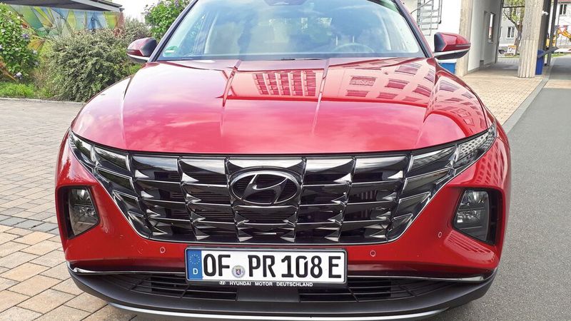 Mit „Diamantschliff-Optik“ beschreibt der Hersteller das Aussehen des Kühlergrills bzw. der Front des Tucson. Hinter dieser verbarg sich bei unserem Testwagen mit der exakten Beschreibung „Tucson Plug-in-Hybrid 1.6 T-GDi 265PS 6-AT 4WD PRIME-Paket“ ein Vierzylinder-Benzinmotor. Der leistet 180 PS/132 kW und überträgt seine Kraft über eine Sechsstufen-Automatik. Die restlichen PS/kW steuert ein E-Motor bei. Das funkioniert komfortabel und beim Ausbleiben von Drehzahlorgien (volle Beschleunigung) auch sehr leise. Der Verbrauch mit 6,5 bis 7 Litern geht bei den Umständen (Größe, Masse, Antrieb) als „gut“ durch. (Bild: Dominsky – VCG)
