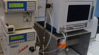 Abb.1: Zur Steigerung der Produktivität wurde das HPLC-System durch einen Probengeber erweitert. (Bild: Jasco)