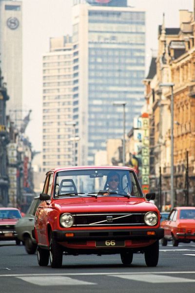 Volvo ergänzte seine großen 200er-Modelle 1976 um den Kleinwagen Typ 66, den die Schweden von DAF übernahmen. Ihn gab es mit Vierzylinder-Reihenmotoren mit 1.108 cm³ Hubraum und 45 PS (33 kW) Leistung oder mit einem Hubraum von 1.289 cm³ und einer Leistung von 57 PS (42 kW), die Renault zulieferte. (Bild: Hersteller)