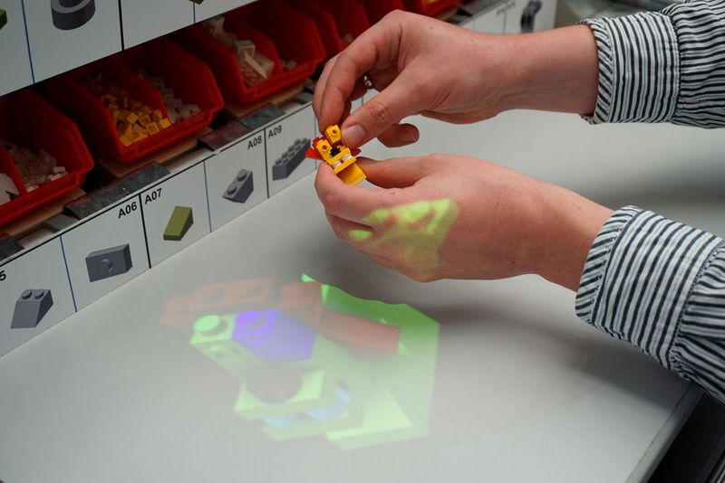 Bild 6: Augmented Reality unterstützt beispielsweise bei Wartungen oder Reparaturen, erleichtert aber auch die Montage.  (Bild: CIIT)