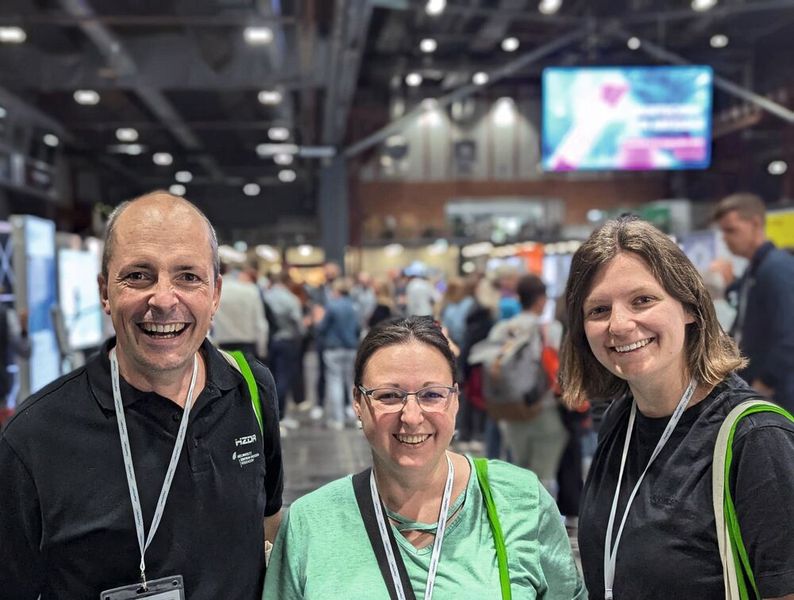 Besucherstimmen der LAB-SUPPLY Chemnitz 2025  Christian Jentschel, Madlen Matterna und Linda Belke, Helmholtz-Zentrum Dresden-Rossendorf:   Jentschel: „Wir brauchen teilweise Spezialgeräte. Und wenn man bei der Google-Suche nichts findet, ist es besser, hier vor Ort mit den Leuten zu sprechen.“    Matterna: „Wir schauen auch einfach, was es noch Neues gibt in der Laborwelt – wo man noch was optimieren kann im eigenen Arbeitsbereich.“   Belke: „Wir haben schon mit vielen geredet, viele gute Angebote bekommen und viele neue Dinge mitgenommen.“    Mehr Infos zu den kommenden LAB-SUPPLY-Messen finden Sie auf www.lab-supply.info (Bild: VCG – Lüttmann)