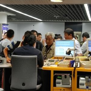 Deutschland adé: Die japanische Reisegruppe beendet ihren Europatrip am Frankfurter Flughafen. Mit dabei zahlreiche Mitbringsel aus dem Schwarzwald, Paris und ein echter Münchener Maßkrug. Alles muss mit und kommt in die Koffer. Auch für das Gepäck startet eine Reise – in den Untergrund des Flughafens.  (Archiv: Vogel Business Media)