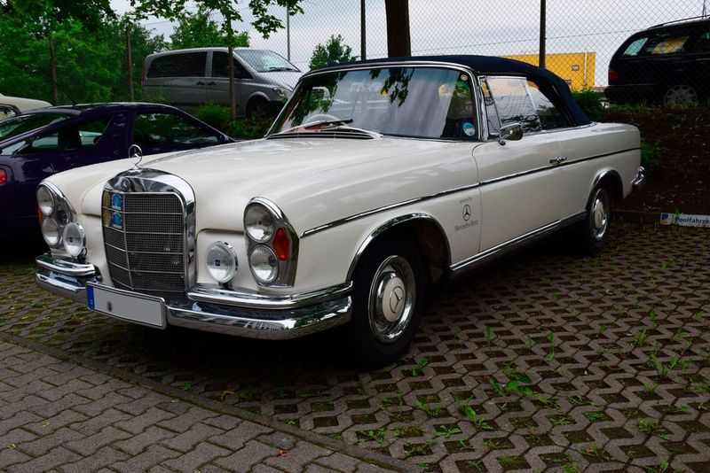 Ein Mercedes 220 SE Cabriolet (W111) aus den 60ern. (Konrad Wenz)