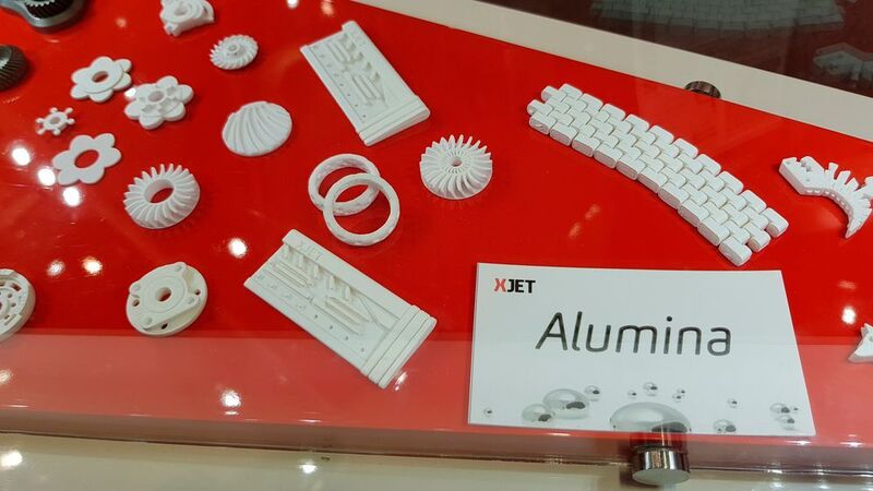 Xjet hat Alumina als sein neues Keramikmaterial vorgestellt. Es hat gegenüber Zirkonoxid eine geringere Verschleißfestigkeit, sodass es sowohl vor als auch nach dem Brennen einfach maschinell bearbeitet und veredelt werden kann. (D.Quitter/konstruktionspraxis)