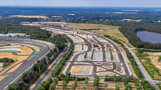 Am Rande des Lausitzrings bei Klettwitz kann Dekra auf rund 80.000 Quadratmetern Asphaltflächen alle automatisierten Fahrfunktionen testen. (Bild: Drohnen Expertise)