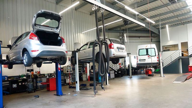 Liefen die Geschäfte im Service gut, investierten Kfz-Betriebe auch in Hebetechnik – bislang.(Bild:  Dominsky – VCG)