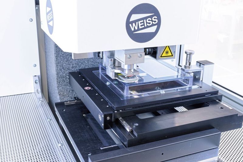 Der hochpräzise Kreuztisch MK ist für Mikro-Applikationen geeignet. (Weiss)