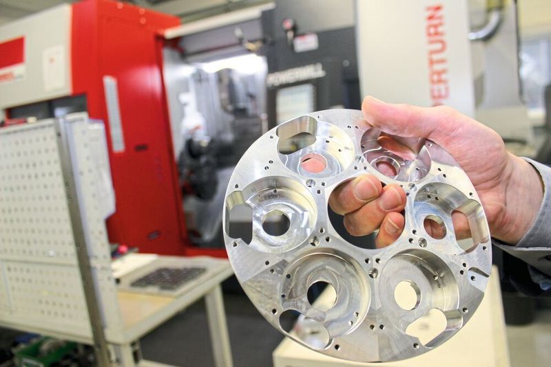 Komplexe Bauteile mit zahlreichen Fräsarbeiten sind eine Spezialität von MTW, die das Unternehmen bevorzugt mit dem Siemens-gesteuerten Dreh-Fräszentrum HT 65 PM von Emco erledigt. Bei Bedarf werden zudem etwaige Oberflächenbehandlungen erledigt. (Weiss)