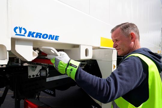 Für den sicheren Umgang mit Wechselbrücken gibt eine DGUV-Information Tipps zur Anschaffung und für den sicheren Betrieb.(Bild:  DGUV/Tom Maelsa)