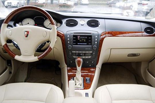 Der Innenraum: Sichtlich bemüht, britisches Ambiente zu simulieren. (Archiv: Vogel Business Media)