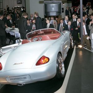 Da staunte die Fachwelt: Mit dem Concept-Car Boxster präsentierte Porsche 1993 auf der Auto Show in Detroit erstmals eine Studie, die in Serie gehen sollte. Für das Design der Studie zeichnet Grant Larson, heute Direktor Sonderprojekte, verantwortlich. Kurz nach der Präsentation in Detroit wurde angewiesen, die Serien-Designentwicklung für den Boxster sofort zu stoppen. „Bitte die Studie genauso bauen“, hieß es stattdessen.“(Bild:  Porsche)