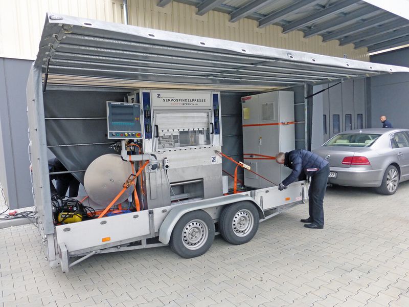 Innerhalb von 15 Minuten sind die Gurte gelöst und der Strom angeschlossen – dann ist die Servospindelpresse betriebsbereit. Die Hülshorsts haben die 1M-Variante mitgebracht. Hier werden vier mechanisch gekoppelte Spindeln durch einen Motor angetrieben. (Bild: Finus)