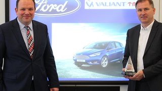 Die TMS-Geschäftsführer Marc Deimling (li.) und Dr. Stefan Wilden mit dem Ford-WorldExcellence Award. (Foto: TMS)