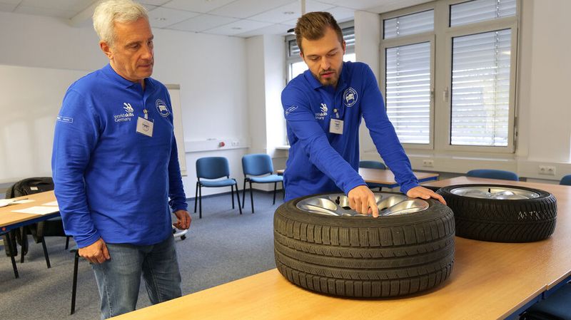 Bei der gleichen Aufgabe ist hier Michael Kruse aus Thüringen. (Bild: Schmidt – autoFACHMANN)