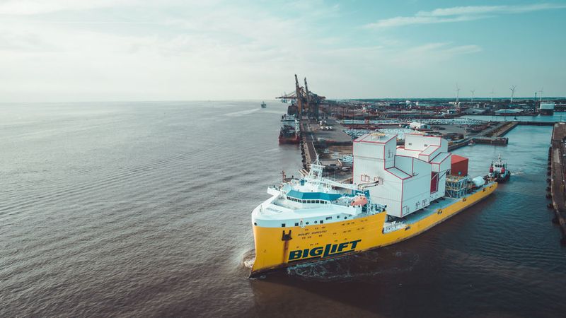 Die ersten Anlagen für ein Hafenumschlagsystem in Kanada wurden komplett vormontiert aus Bremerhaven, Deutschland, nach Baffin Island verschifft.  (Bild: Thyssenkrupp)