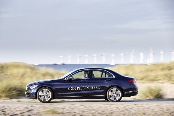 Der angekündigte Mittelklasse-Mercedes mit Hybridantrieb kommt nun als C 350 e auf den Markt und kann ab sofort bestellt werden (Bild: Daimler)