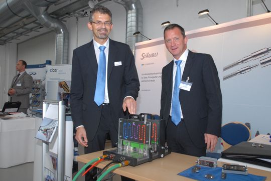 Roland Haas von Stäubli zeigte eine automatisierte Schnellkupplung für die Rack-Flüssigkeitskühlung. (Archiv: Vogel Business Media)