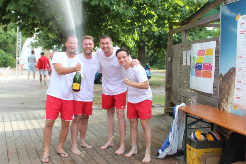 Partystimmung und Champagner für alle vom Fujitsu-Siegerteam: (v. l.) Heiko Lühr,  Mike Kaczmarczyk, Julius Berger, Dieter Denuel (Vogel IT-Medien GmbH)