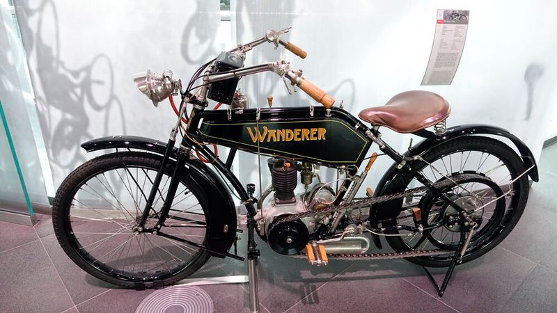 Eine Wanderer von 1914 mit Namen „2PS“, die jedoch aus 251 cm3-Hubraum satte 3 PS holt. Wanderer, einst Fahrradproduzent, baute seit 1902 auch Motorräder. Sie war die erste Maschine bzw. Vertreterin der sogenannte 250er-Klasse. (Bild: Dominsky – VCG)