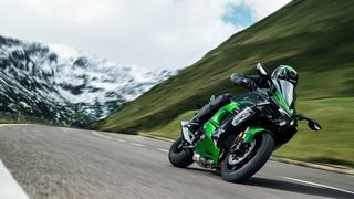 Die Kawasaki H2SX ist das weltweilt einzige zweisitzige Motorrad mit Kompressormotor. (Double Red)