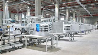 In der Halle West wurde auf insgesamt drei Ebenen die komplette Neueinrichtung der Arbeitsplätze vorgenommen. (Bild: Krieg)