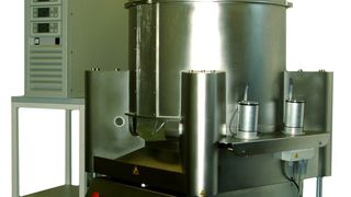 Der Kessel des Einwegbioeaktorsystems wird mit einem speziell von Sartorius-Stedim entwickelten Einwegbeutel bestückt, abgebildet ist der 200-Liter-Bioreaktor.  (Bild: Bilder: Kühner)