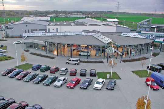 Halle: Das ostdeutsche Flaggschiff der Firmengruppe wurde  1996 eröffnet. Von hier aus werden die Betriebe in Merseburg, Querfurt, Aschersleben, Sangerhausen und Eisleben gesteuert. (Archiv: Vogel Business Media)