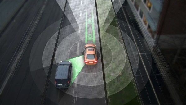 Sensoren an den selbstfahrenden Volvo Fahrzeuge im Projekt „Drive Me – Selbstfahrende Autos für eine nachhaltige Mobilität“ behalten das Fahrzeug und die Umgebung im Blick. Außerdem werden die Fahrzeuge Verbindung mit einer Volvo Cloud verbunden sein, um Kartenmaterial and andere Verkehrs-Informationen zu erhalten. (Volvo)