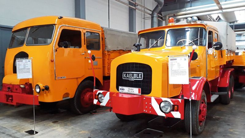 Zahlreiche Exponate des Lkw+Bus-Depots waren einst Teil des „Nutzfahrzeugmuseum Sittensen“, einer Lkw-Sammlung, die einst Emil Bölling, ein Kenner und leidenschaftlicher Sammler von historischen Lastwagen, aufgebaut hatte. Er war im Februar 2015 im Alter von 83 Jahren gestorben. Dem Stifter des PS.Speichers, Karl-Heinz Rehkopf, und der Kulturstiftung Kornhaus gelang es daraufhin, die Sammlung von der Firma Alga nach Einbeck zu holen und zu erhalten. (Bild: Dominsky – VCG)
