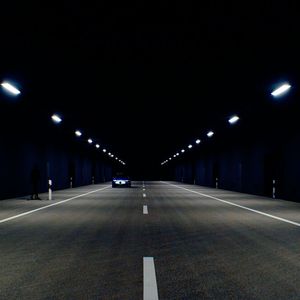 Der neue Lichttunnel von Mercedes ist 135 Meter lang, 14 Meter breit und acht Meter hoch.(Bild:  Mercedes-Benz)