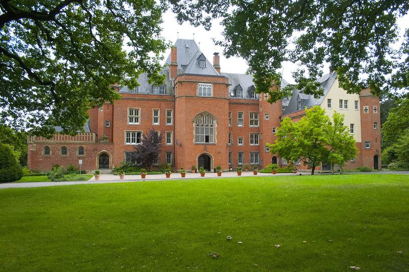 Platz 4: Fraunhofer-Gesellschaft In ganz Deutschland arbeiten 72 Institute und Forschungseinrichtungen unter dem Dach der Fraunhofer Gesellschaft. Am Fraunhofer-Institut für Algorithmen und Wissenschaftliches Rechnen (SCAI) läuft bis Dezember 2018 ein Projekt, bei dem mit Big-Data nach Ursachen für Demenz geforscht wird. Bild: Schloss Birlinghoven beim Fraunhofer (SCAI)   (Bild: SCAI MuK)