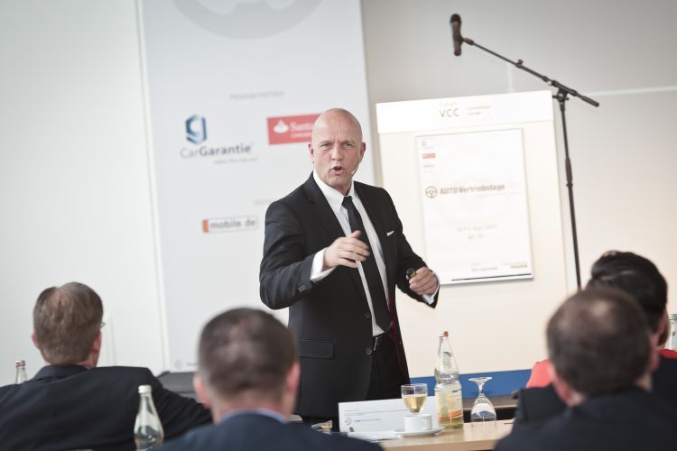 Dabei verdeutlichte Buhr Fehler in der zwischenmenschlichen Kommunikation.  (Foto: Bausewein)