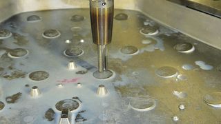 Bild 1: Die Taschen im Gehäuse der LED-Leuchten werden in Kreisform ausgefräst. (Bild: JBO)