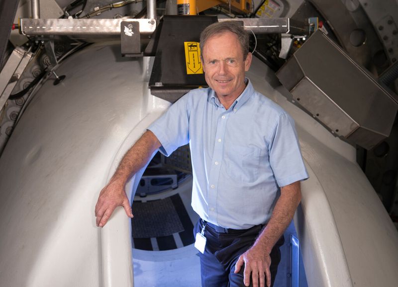 Die Frequenz des Stromnetzes stabil zu halten und so Blackouts zu vermeiden, ist eine der großen technischen Herausforderungen, wenn auch Strom aus Solar- und Windkraftanlagen in die Netze eingespeist wird. Robert Nelson von Siemens Wind Power in Orlando hat ein Programm entwickelt, das die Frequenz kleinerer, isolierter Stromnetze mithilfe von zusätzlicher Energie von Windturbinen im Krisenfall stützt. (Volker Steger, Siemens AG)