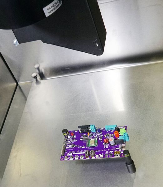 Eine Leiterplatte unter dem Scanner: Automatisierte Bildanalyse macht manuelle Sichtprüfung überflüssig. (Bild: Eigenblue GmbH)