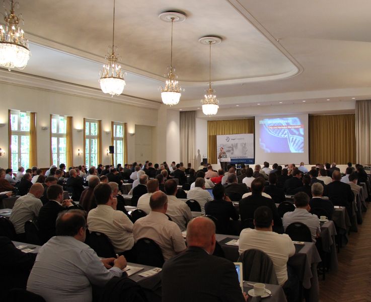 Unter dem Titel »IT-Security – haben wir noch eine Chance?« zeigte Boris Bärmichl, KoSiB eG – Kompetenzzentrum für Sicherheit, den Paradigmenwechsel in der polyzentrischen Internet-Welt auf, ging auf den Zerfall des Internets – ausgelöst durch die »Snowden-Affäre« – ein, um dann der Kernfrage, der Definition der Kronjuwelen in der IT, auf den Grund zu gehen. (Vogel IT-Akademie)