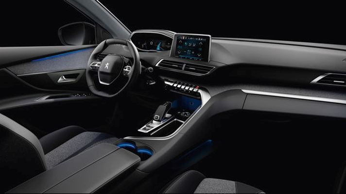 Peugeot 3008 Innenansicht – Red Dot Award 2017: Der kompakte SUV von Groupe PSA, Peugeot Deutschland, Köln, ist mit dem neuen „Peugeot i-Cockpit“ ausgestattet und ermöglicht dank eines kompakten Lenkrads, dem hoch platzierten 12,3“-Display mit Touchscreen und den ergonomischen Tasten ein intuitives Fahrerlebnis, zudem bietet es Assistenzsysteme und Konnektivität. Die Architektur des PKWs wurde verbessert; Blickfang sind der in zwei Varianten erhältliche markante Kühlergrill und die horizontale Motorhaube, während elegante Chromeinsätze am Kotflügel und Edelstahlzierleisten am Dach den dynamischen Stil des Peugeot 3008 betonen. (Bild: Groupe PSA/Red Dot)