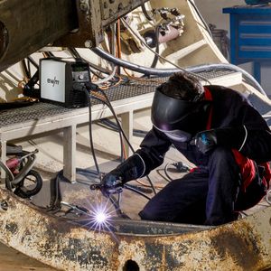 Die Pico 160 cel plus von EWM ist wegen ihres robusten Gehäuses aus Aluminium und schlagfestem Kunststoff auch unter widrigsten Umgebungen sicher einsatzfähig, wie dem Berg- und Tiefbau, heißt es.