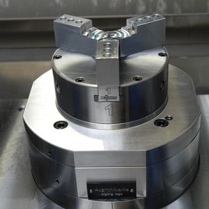 Das Röhm Spannfutter spannt mit höchster Präzision. Dabei lässt sich die Spannkraft sehr fein dosieren, sodass auch leicht verformbare Werkstücke sicher fixiert werden können.