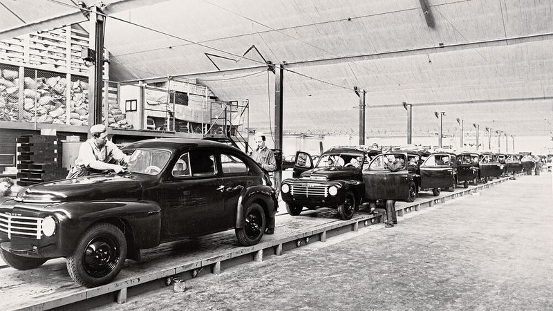 Aufgrund von Materialknappheit direkt nach dem Krieg kam die Produktion nur sehr langsam in Gang. Im ersten Produktionsjahr baute man bescheidene 1.920 Autos. Im Jahr darauf auch nur 2.176 Stück.  (Volvo)