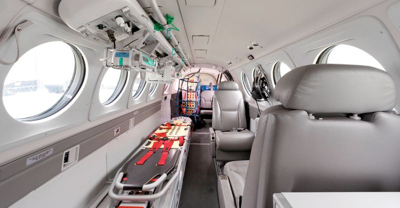 Die Rega ist einer der wichtigen Schweizer Kunden für Aerolite Max Bucher. Im Bild rechts eine typische individuell angepasste Aerolite-Ausstattung für einen Ambulanz-Jet. (Bild: Aerolite Max Bucher)